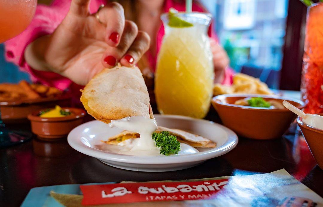 SAY CHEEEESEEEEE! 🧀 Deze smeuïge quesadilla is gevuld met kaas, koriander, tomaat en jalapeños! 🤤

#lacubanita #cubanita #tapasymas #tapas #lavidaesuncarnaval #cheese #kaas #lekkereten #cheers #vrijdag #weekend #vibes
