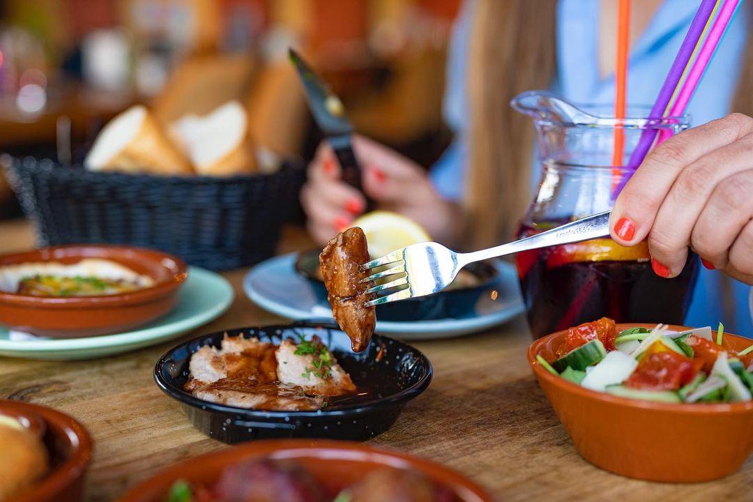 VLEES, VIS EN VEGA 😋❤️

En als je nu denkt, wáár is de vega? Kijk maar eens goed naar numero 3! De tortilla met vegetarisch gehakt! 🤤😋

In welke tapa wil jij nu wel een vorkje prikken? 💃🏼

#lacubanita #cuba #tapasymas #lavidaesuncarnaval #lekkereten #gezelligheid #vis #vlees #vega #onbeperkttapas