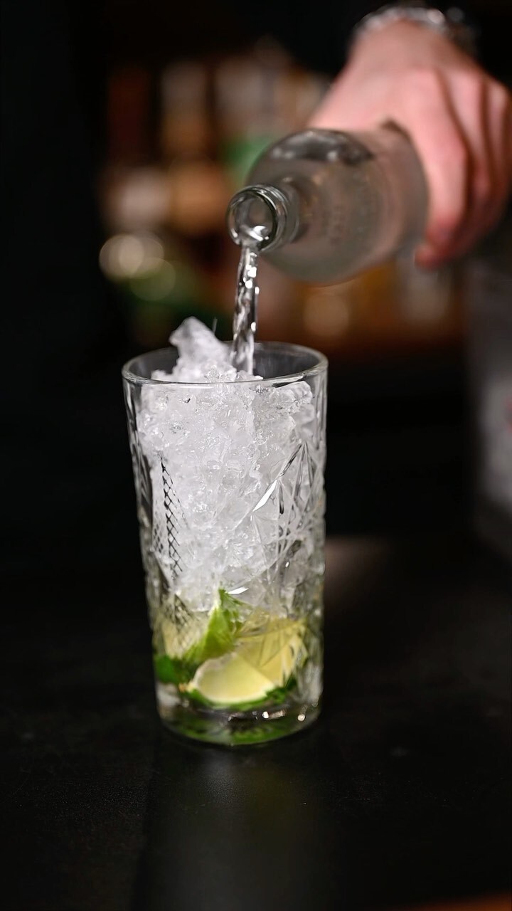 MOJITOO BABYYYY❤️💃
Kan je ooit genoeg krijgen van deze klassieker?! Wij zeggen nee! 🤤🙈

Al onze cocktailrecepten kun je trouwens terugvinden op onze website: https://lacubanita.nl/menukaart 

#LaCubanita #Cubanita #cocktails #recepten #tapas #tapasymas #lekkereten #proost #cheers