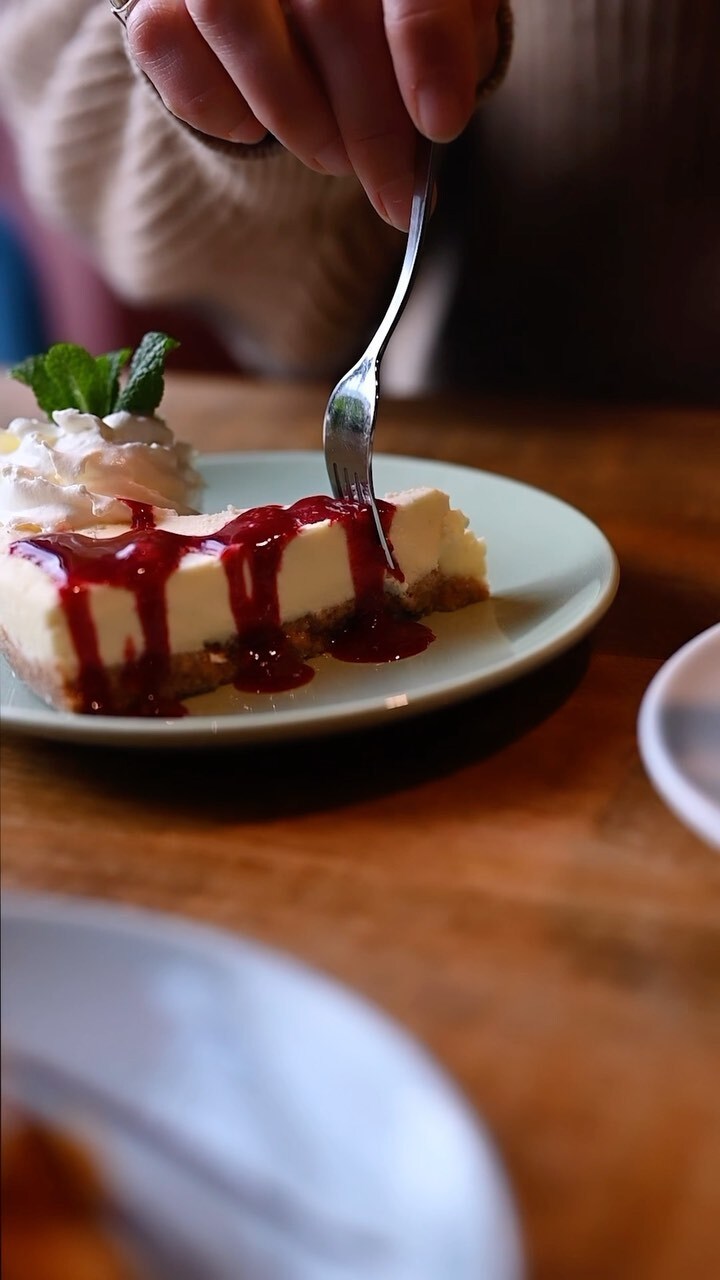 WATERTANDEN IN 3.. 2.. 1!🤤
Het maakt niet uit hoe vaak je onze cheesecake al hebt gegeten, dit blijft gewoon altijd een goddelijk dessert! 🍰

#lacubanita #cuba #cheesecake #dessert #lekker #onbeperkttapas #smelt