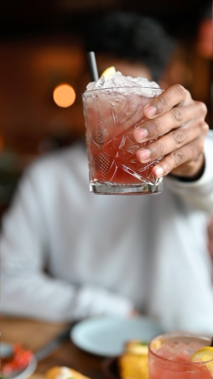 TAPAS Y MASSSSS!! 🍸🍹

Want naast de enorme keuze aan tapas hebben wij ook té lekkere cocktails. Zoals de Sex on the Beach, Malibu Pineapple óf de classico Bramble. Wij zeggen alvast, Salud!

#lacubanita #cubanita #tapasymas #lavidaesuncarnaval #cheers #proost #lekkereten #drinken #feestje #uiteten #onbeperkttapas #salud