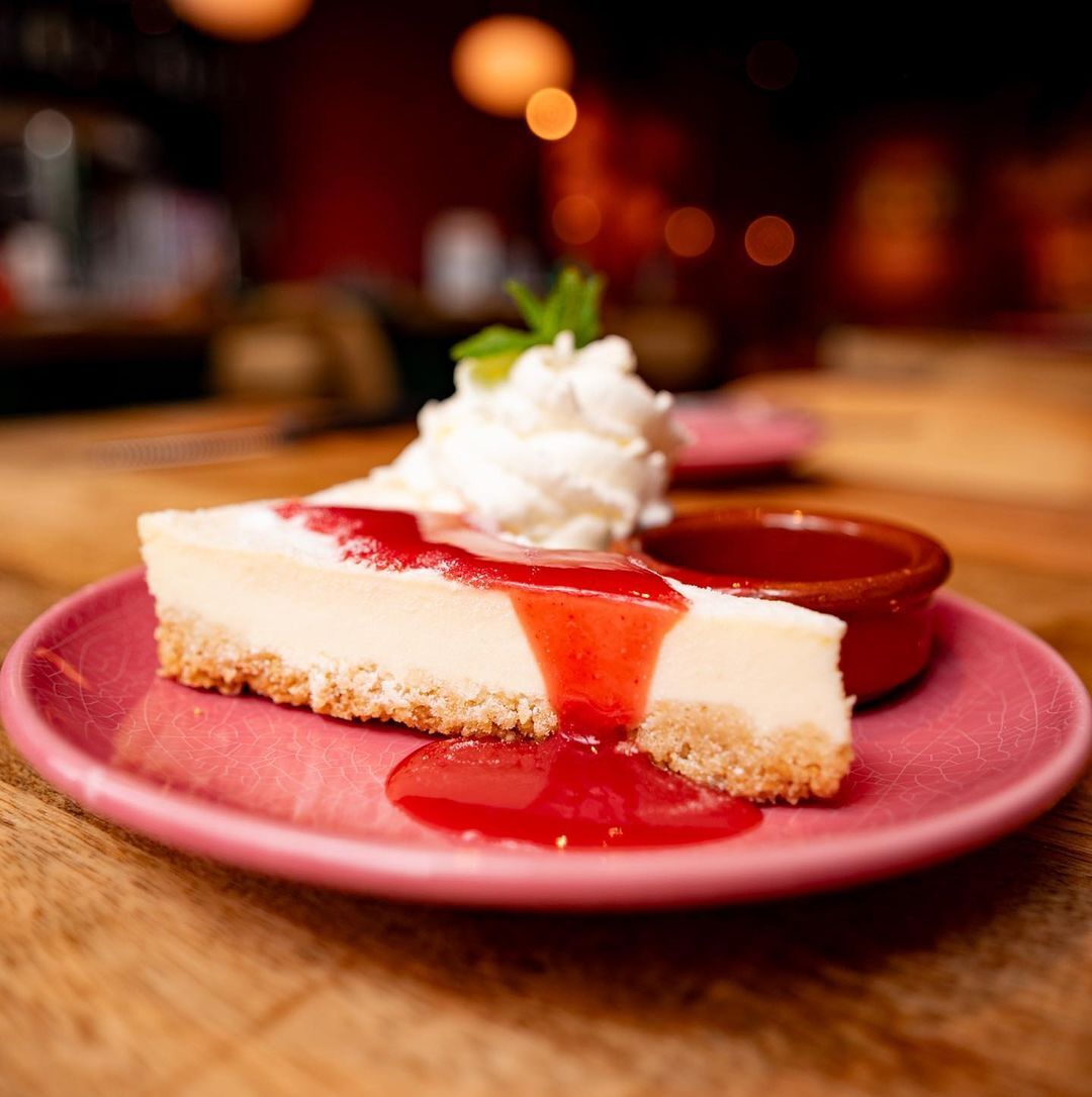 AY AY AYYYYY! 😋🍰
Een kleine waarschuwing: bij het te lang staren naar deze foto, kunnen instant cravings naar onze cheesecake ontstaan 🙈

Want eerlijk, kan jij dit té lekkere dessert weerstaan? 🤤😍 Wij niet!

Tafeltje reserveren? Check www.lacubanita.nl

#lacubanita #cubanita #cuba #fiesta #feestje #cheesecake #lekkereten #onbeperkttapas #tapas #desserts #lekker #lavidaesuncarnaval